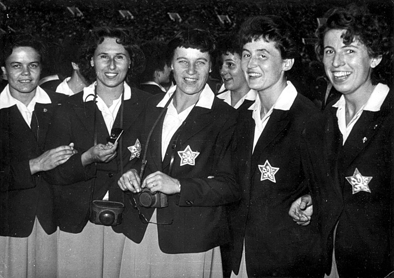 Část družstva žen ČSR na Festivalu mládeže 1957v Moskvě