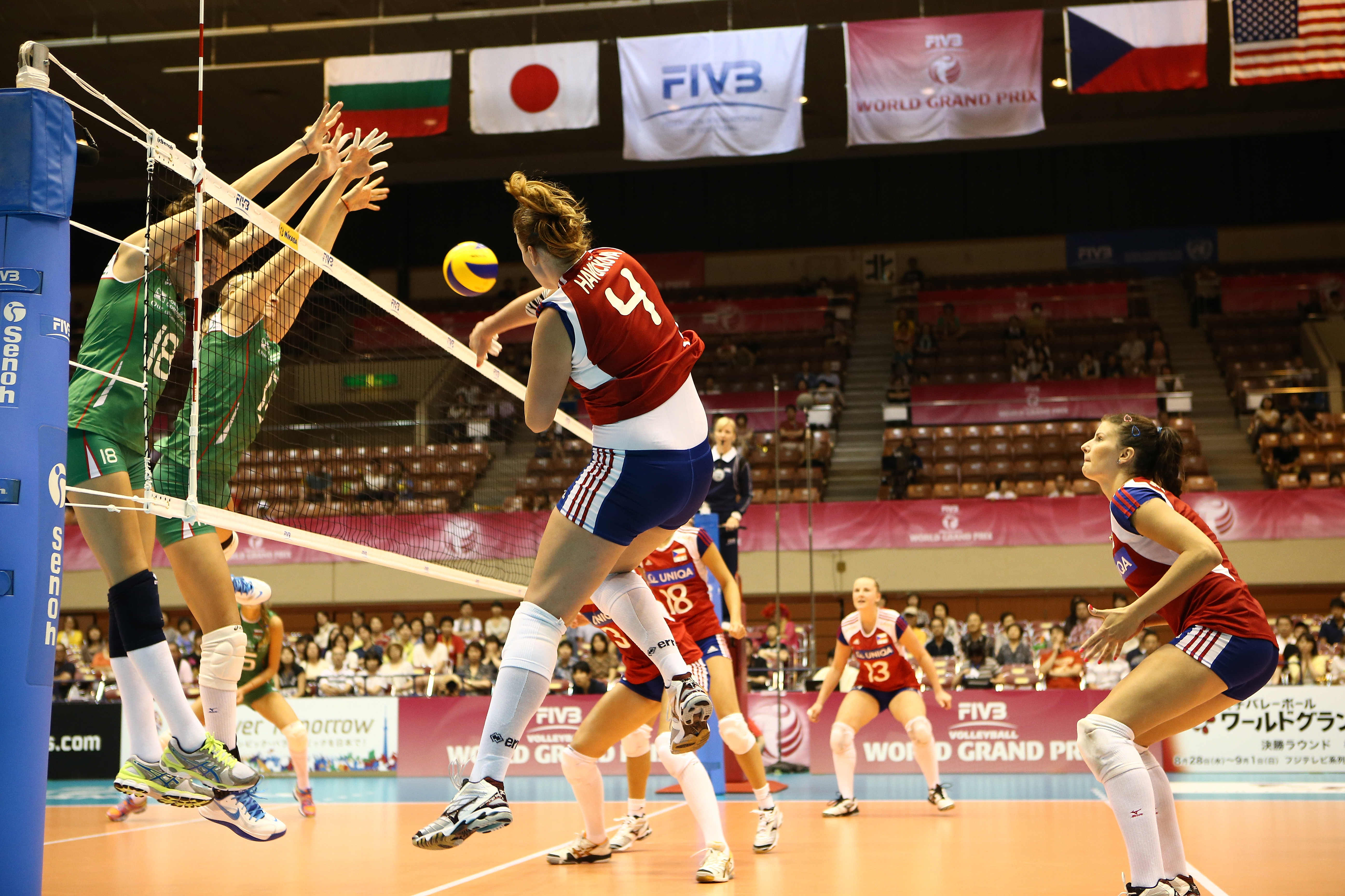 Aneta Havlíčková smečuje proti Bulharsku na World Grand Prix 2013 (zdroj: FIVB) logo